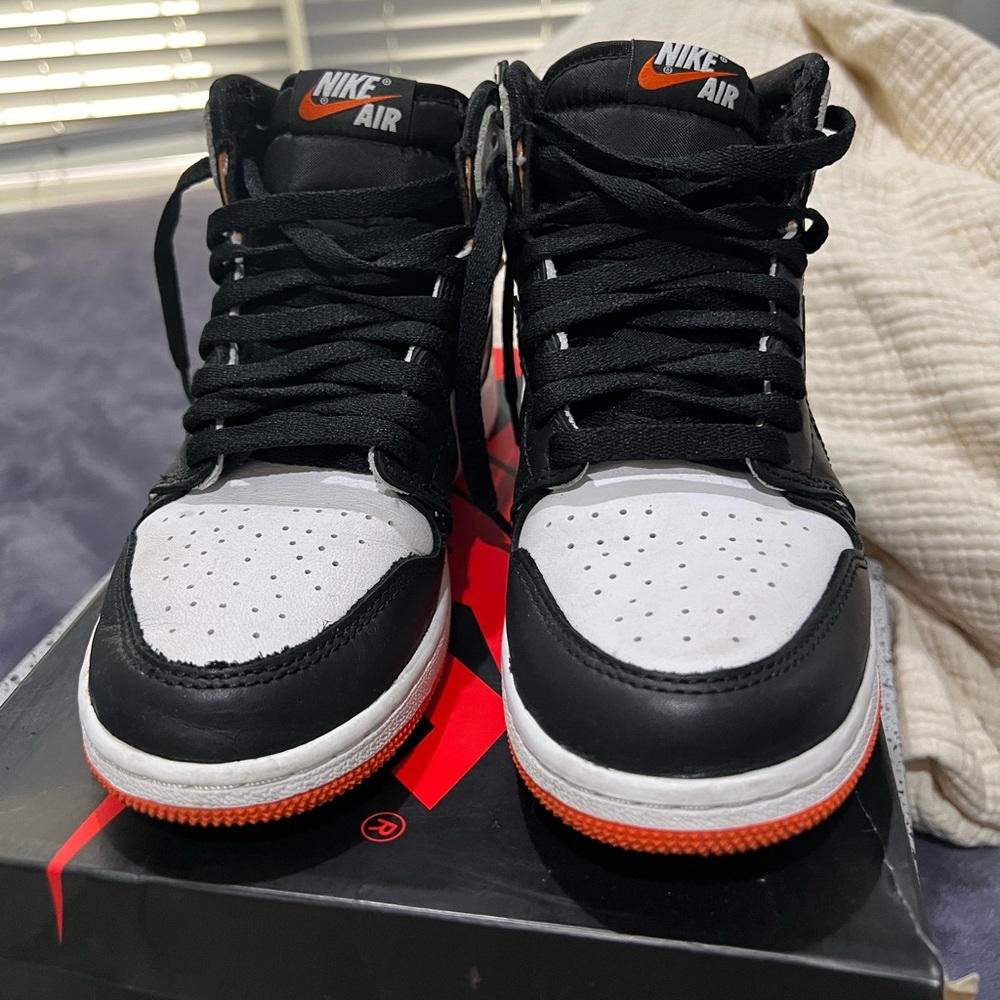 Air Jordan 1 RETRO HIGH OG 
WHITE/BLACK -ELECTRO ORANGE 
GS SIZE 4
